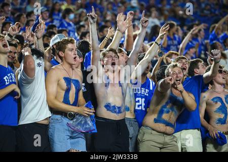 2 settembre 2022: Tifosi del Duke durante la partita di football NCAA tra la Temple University e la Duke University al Wallace Wade Stadium, Durham, North Carolina. Duca sconfisse il Tempio 30-0. David Beach CSM Credit: CAL Sport Media/Alamy Live News Foto Stock