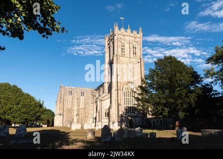 Christchurch Priory, Dorset, Inghilterra, Regno Unito, vista del monumento storico in una serata estiva Foto Stock