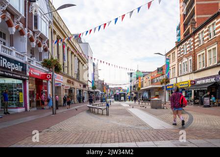 Southend su Sea High Street. Nuova città in Essex. Area pedonale con negozi. Riparazioni di telefoni cellulari, caffè, posti a sedere e pavimentazione Foto Stock