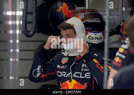 Zandvoort, Paesi Bassi. 03rd Set, 2022. Motorsport: Campionato del mondo Formula 1, Gran Premio d'Olanda, prove libere 3rd: Max Verstappen dai Paesi Bassi del team Oracle Red Bull si prepara per una sessione di prove. La gara del Gran Premio d'Olanda si svolgerà il 04 settembre 2022. Credit: Hasan Brantic/dpa/Alamy Live News Foto Stock