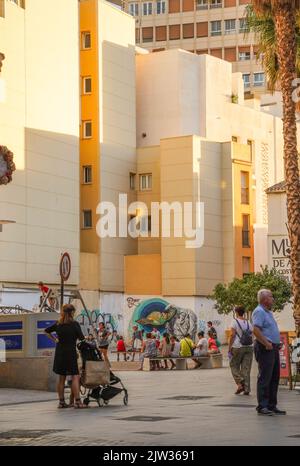 Piazza di Spagna con moderno edificio residenziale, Malaga città, Andalusia, Spagna. Foto Stock