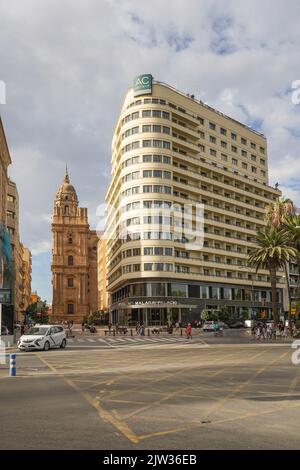 AC Hotel di fronte con Campanile della Cattedrale di Malaga a Malaga, Andalusia nel sud della Spagna. Foto Stock