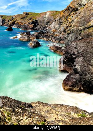 Rallentamento del tempo di scatto per una velocità dell'otturatore prolungata nella baia di Kynance. Mare estivo tropicale con morbide onde nebbie. Paradiso. Foto Stock