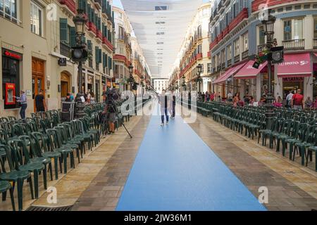 Sedie vuote e passerella lunga allestite durante la settimana della moda Malaga, in Calle Larios, Andalusia, Costa del Sol Spagna. Foto Stock