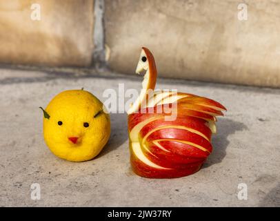 Decorazioni a forma di animale fatte di frutta Foto Stock