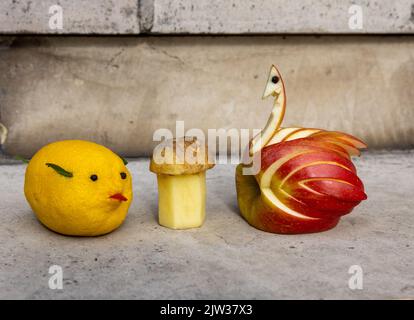 Decorazioni a forma di animale fatte di frutta e verdura Foto Stock