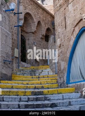 Scale dipinte di giallo nel vicolo in una vecchia città mediterranea, Una foto di strada laterale a Jaffa Foto Stock