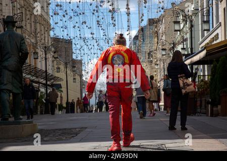 Mosca, Russia. 3rd settembre 2022. Un uomo in abiti rossi con lo stemma del paese URSS sulla schiena parte da una cerimonia di congedo vicino alla costruzione della Sala delle colonne, Nel 1990 si terrà a Mosca, in Russia, una cerimonia di congedo per l'ultimo leader dell'Unione Sovietica e vincitore del Premio Nobel per la pace. Nikolay Vinokurov/Alamy Live News Foto Stock