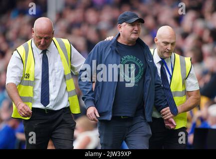 Gli steward rimuovono un fan invadente dal campo durante la partita della Premier League al Goodison Park, Liverpool. Data immagine: Sabato 3 settembre 2022. Foto Stock