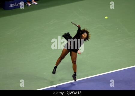 APERTO il GIORNO 5, Flushing Meadows, New York, USA. , . Serena Williams durante il suo terzo giro di perdita per l'australiano Ajla Tomljanovic questa sera al US Open. Williams ha annunciato il suo prossimo pensionamento. Credit: Adamo Stoltman/Alamy Live News Foto Stock