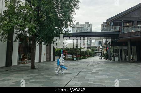 CHENGDU, CINA - 3 SETTEMBRE 2022 - Un volontario disinfetta una strada a Chengdu, provincia di Sichuan, Cina, 3 settembre 2022. La città di Chengdu è tempora Foto Stock