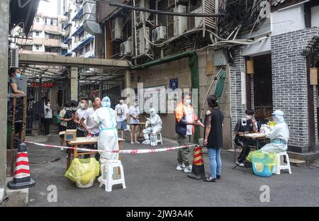 CHENGDU, CINA - 3 SETTEMBRE 2022 - i residenti della comunità si sono allineati per i test degli acidi nucleici a Chengdu, provincia del Sichuan, Cina, 3 settembre 2022. La città di Foto Stock