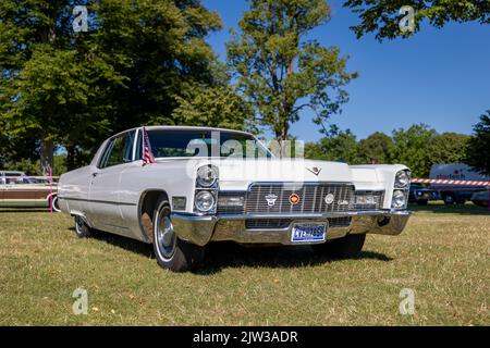 1969 Cadillac Coupe de Ville, in mostra all'American Auto Club Rally dei Giganti, che si tiene a Blenheim Palace il 10 luglio 2022 Foto Stock