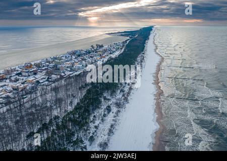 Penisola di Hel e spiaggia innevata. Mar Baltico in inverno, Polonia. Vista aerea dell'inverno al mare Foto Stock