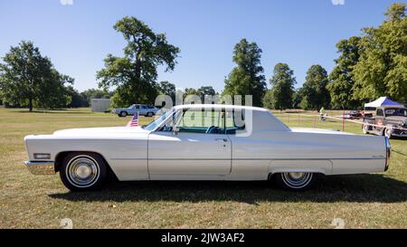 1969 Cadillac Coupe de Ville, in mostra all'American Auto Club Rally dei Giganti, che si tiene a Blenheim Palace il 10 luglio 2022 Foto Stock