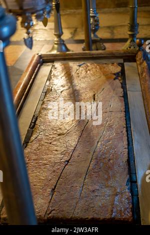 La pietra dell'Unzione, dove si crede che il corpo di Gesù sia stato unto prima della sepoltura nella Chiesa del Santo Sepolcro a Gerusalemme Foto Stock