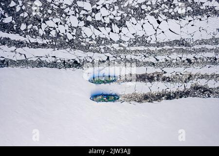 Due rompighiaccio sul fiume trita il ghiaccio in Polonia. Veduta aerea della natura in inverno 1 Foto Stock