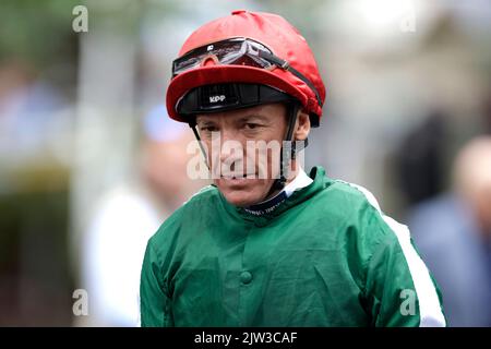 Jockey Frankie Dettori dopo aver finito secondo nella sezione Get Daily Rewards con Betfair handicap con il cavallo Irish Linnaby all'ippodromo di Haydock Park. Data immagine: Sabato 3 settembre 2022. Foto Stock