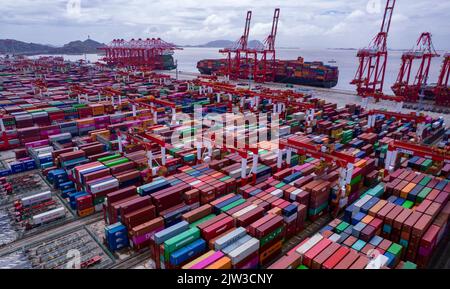 SHANGHAI, CINA - 3 SETTEMBRE 2022 - più navi portacontainer eseguono operazioni intensive di carico e scarico presso il terminal automatizzato di Yangsha Foto Stock