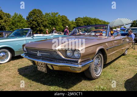 1966 Ford Thunderbird ‘OCG 909F’ in mostra all’American Auto Club Rally of the Giants, tenutosi a Blenheim Palace il 10 luglio 2022 Foto Stock