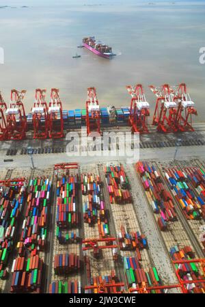 SHANGHAI, CINA - 3 SETTEMBRE 2022 - più navi portacontainer eseguono operazioni intensive di carico e scarico presso il terminal automatizzato di Yangsha Foto Stock