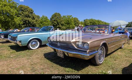 1966 Ford Thunderbird ‘OCG 909F’ in mostra all’American Auto Club Rally of the Giants, tenutosi a Blenheim Palace il 10 luglio 2022 Foto Stock