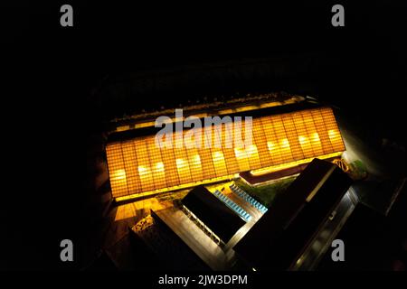 Farm mucca-casa aerea notte panorama di luminoso, vista aerea cowshed drone, luci attraverso il tetto luminoso nella notte scura, Repubblica Ceca, Europa Foto Stock