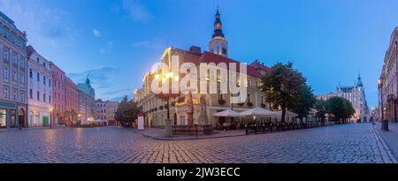 Vista panoramica della vecchia piazza del mercato alla luce delle lanterne all'alba. Swidnica. Polonia. Foto Stock