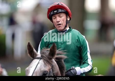 Jockey Frankie Dettori dopo aver finito secondo nella sezione Get Daily Rewards con Betfair handicap con il cavallo Irish Linnaby all'ippodromo di Haydock Park. Data immagine: Sabato 3 settembre 2022. Foto Stock