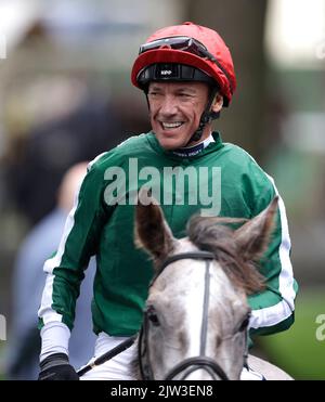 Jockey Frankie Dettori dopo aver finito secondo nella sezione Get Daily Rewards con Betfair handicap con il cavallo Irish Linnaby all'ippodromo di Haydock Park. Data immagine: Sabato 3 settembre 2022. Foto Stock