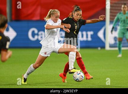 Heverlee, Belgio. 02nd Set, 2022. Julie Blakstad norvegese e Amber Tysiak belga combattono per la palla durante la partita tra la nazionale belga di calcio femminile The Red Flames e la Norvegia, a Heverlee, Belgio, venerdì 02 settembre 2022, partita 9 (su dieci) Nel gruppo F della fase di gruppo delle qualifiche per la Coppa del mondo femminile 2023. BELGA PHOTO DAVID CATRY Credit: Belga News Agency/Alamy Live News Foto Stock