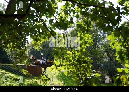 Bango guidato da Tim Price in azione sul campo di fondo durante il terzo giorno della Land Rover Burghley Horse Trials 2022 a Stamford, Lincolnshire. Data immagine: Sabato 3 settembre 2022. Foto Stock