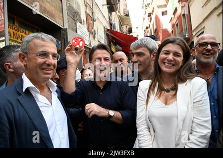 Napoli, Italia. 03rd Set, 2022. Napoli, Italia. 03rd Set, 2022. Folla per Giuseppe Conte, che incontra gli artigiani pastorelli locali e gruppi di persone che ricevono reddito da cittadinanza per le strade del centro storico di Napoli, San Gregorio Armeno Credit: Agenzia indipendente per le foto/Alamy Live News Credit: Agenzia indipendente per le foto Srl/Alamy Live News Foto Stock