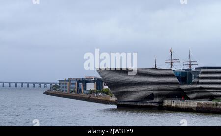 Dundee, Tayside, Scozia, Regno Unito. 3rd settembre 2022. UK Weather: Nonostante una mattina umida e nebbiosa con frequenti forti venti, le temperature nel nord-est della Scozia hanno raggiunto i 18°C. Paesaggi di settembre con viste mozzafiato del V&A Design Museum e del Dundee Waterfront Development Project, visto dal ponte di Tay Road. Credit: Dundee Photographics/Alamy Live News Foto Stock