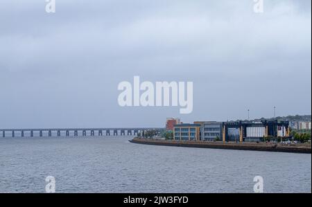 Dundee, Tayside, Scozia, Regno Unito. 3rd settembre 2022. UK Weather: Nonostante una mattina umida e nebbiosa con frequenti forti venti, le temperature nel nord-est della Scozia hanno raggiunto i 18°C. Paesaggi di settembre con viste mozzafiato del V&A Design Museum e del Dundee Waterfront Development Project, visto dal ponte di Tay Road. Credit: Dundee Photographics/Alamy Live News Foto Stock