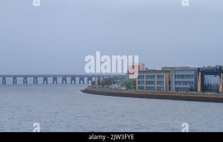 Dundee, Tayside, Scozia, Regno Unito. 3rd settembre 2022. UK Weather: Nonostante una mattina umida e nebbiosa con frequenti forti venti, le temperature nel nord-est della Scozia hanno raggiunto i 18°C. Paesaggi di settembre con viste mozzafiato del V&A Design Museum e del Dundee Waterfront Development Project, visto dal ponte di Tay Road. Credit: Dundee Photographics/Alamy Live News Foto Stock