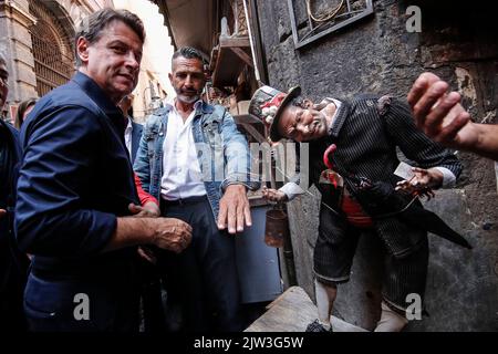 Napoli, Italia. 03rd Set, 2022. Folla per Giuseppe Conte, che incontra gli artigiani pastorelli locali e gruppi di persone che ricevono reddito di cittadinanza per le strade del centro storico di Napoli, San Gregorio Armeno Credit: Independent Photo Agency Srl/Alamy Live News Foto Stock