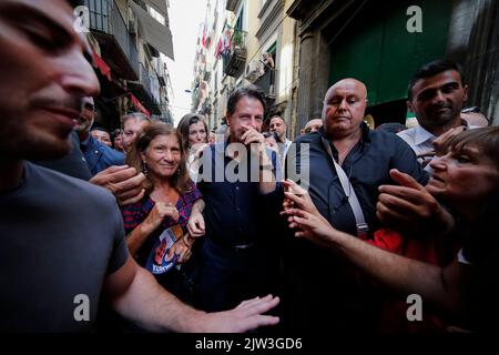 Napoli, Italia. 03rd Set, 2022. Folla per Giuseppe Conte, che incontra gli artigiani pastorelli locali e gruppi di persone che ricevono reddito di cittadinanza per le strade del centro storico di Napoli, San Gregorio Armeno Credit: Independent Photo Agency Srl/Alamy Live News Foto Stock