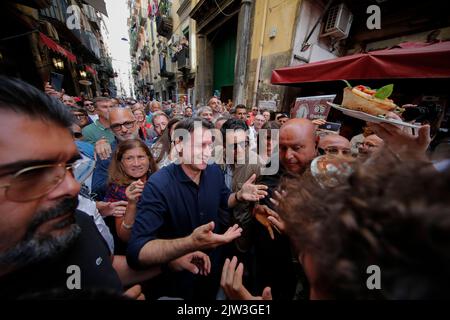 Napoli, Italia. 03rd Set, 2022. Folla per Giuseppe Conte, che incontra gli artigiani pastorelli locali e gruppi di persone che ricevono reddito di cittadinanza per le strade del centro storico di Napoli, San Gregorio Armeno Credit: Independent Photo Agency Srl/Alamy Live News Foto Stock