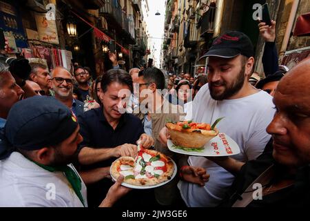 Napoli, Italia. 03rd Set, 2022. Folla per Giuseppe Conte, che incontra gli artigiani pastorelli locali e gruppi di persone che ricevono reddito di cittadinanza per le strade del centro storico di Napoli, San Gregorio Armeno Credit: Independent Photo Agency Srl/Alamy Live News Foto Stock