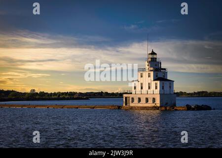 Alle prime ore della sera il sole inizia a tramontare al molo nord sul lago Michigan a Manitowoc, Wisconsin. Foto Stock