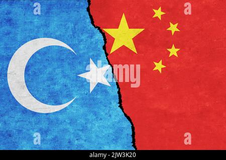 Cina e Turkestan orientale dipinse bandiere su un muro con una crepa. Conflitto tra Cina e Uighur. Il Turkestan orientale e la Cina si battono insieme. Cina vs Uighur Foto Stock