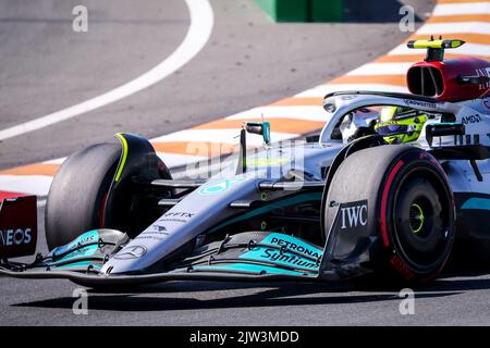 ZANDVOORT, PAESI BASSI - Settembre 3: Lewis Hamilton del Regno Unito e Mercedes durante le Qualifiche precedono il Gran Premio d'Olanda di Formula 1 a Cicuit Zandvoort il 3 Settembre 2022 a Zandvoort, Paesi Bassi (Foto di Marcel ter Bals/Orange Pictures) Foto Stock