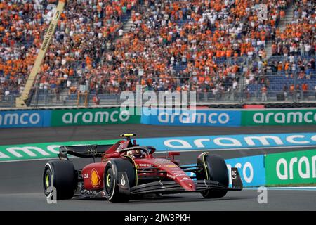 01 settembre 2022, Paesi Bassi, Zandvoort: Motorsport: Campionato del mondo di Formula 1, Gran Premio d'Olanda, Libere 1st. Carlos Sainz dalla Spagna del team Ferrari è in pista a Zandvoort. Foto: Hasan Brantic/dpa Foto Stock