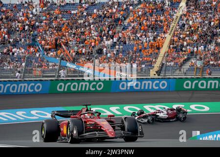 01 settembre 2022, Paesi Bassi, Zandvoort: Motorsport: Campionato del mondo di Formula 1, Gran Premio d'Olanda, prove libere 1st. Charles Leclerc di Monaco del team Ferrari è in pista a Zandvoort. Foto: Hasan Brantic/dpa Foto Stock