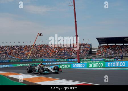 01 settembre 2022, Paesi Bassi, Zandvoort: Motorsport: Campionato del mondo di Formula 1, Gran Premio d'Olanda, Libere 1st. Lewis Hamilton dalla Gran Bretagna del Team Mercedes è in pista a Zandvoort. Foto: Hasan Brantic/dpa Foto Stock