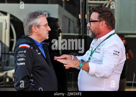 (Da L a R): Pat Fry (GBR) Alpine F1 Team Chief Technical Officer con Gwen Lagrue, responsabile sviluppo piloti Mercedes AMG. Gran Premio dei Paesi Bassi, sabato 3rd settembre 2022. Zandvoort, Paesi Bassi. Foto Stock