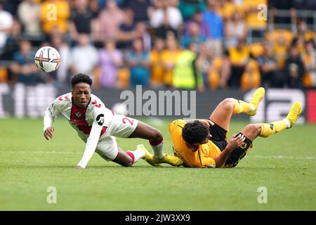 Kyle Walker-Peters di Southampton (a sinistra) e Manuel Goncalo Guedes di Wolverhampton Wanderers combattono per la palla durante la partita della Premier League al Molineux Stadium, Wolverhampton. Data immagine: Sabato 3 settembre 2022. Foto Stock