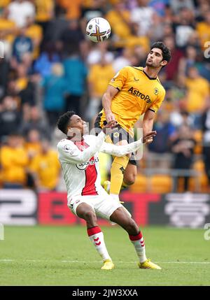 Kyle Walker-Peters di Southampton (a sinistra) e Manuel Goncalo Guedes di Wolverhampton Wanderers combattono per la palla durante la partita della Premier League al Molineux Stadium, Wolverhampton. Data immagine: Sabato 3 settembre 2022. Foto Stock