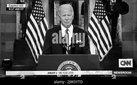 Uno schermo televisivo della CNN girato del presidente degli Stati Uniti Joe Biden parlando in occasione del primo anniversario dell'attacco del gennaio 6 al Campidoglio degli Stati Uniti. Foto Stock